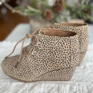 Toms wedge bootie in leopard, size 7